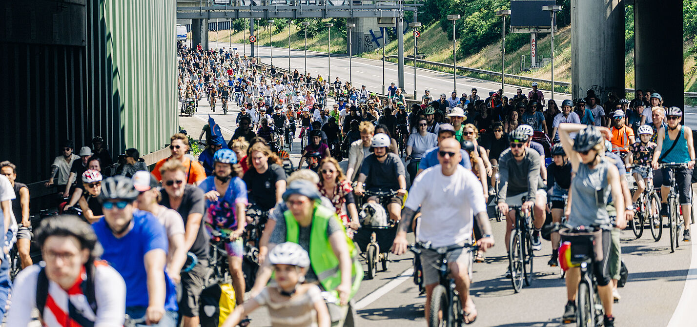 Ob Sonne oder Regen: Die Menschen wollen Radfahren - hier auf der ADFC-Sternfahrt 2024